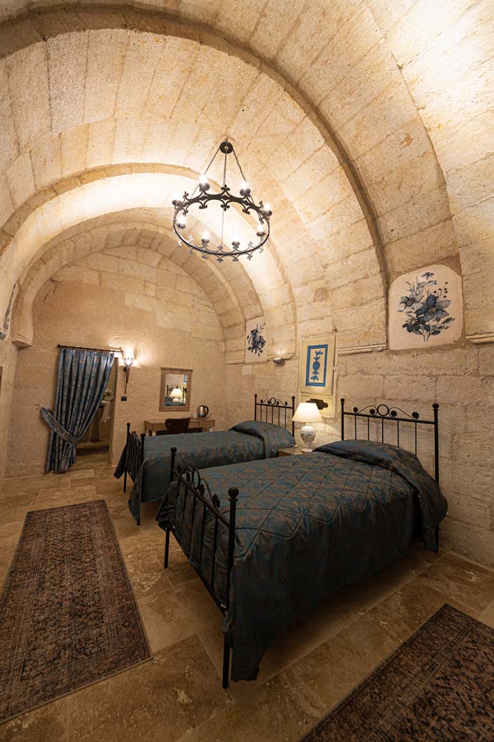 Kapadokya'da en iyi kaya oyma otelinin 301 özel mağara odası işli kapı
