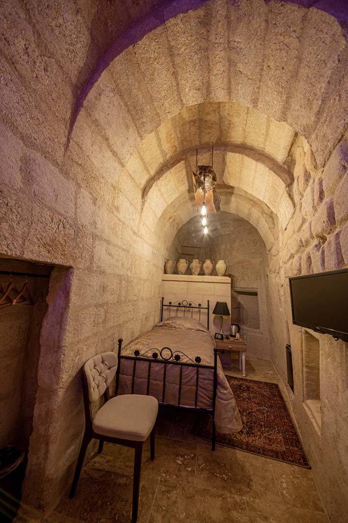 Kapadokya'da en iyi kaya oyma otelinin 304 özel mağara odası işli kapı