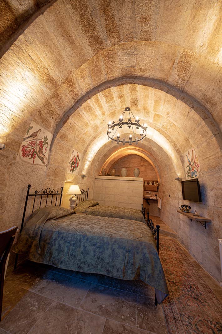 Kapadokya'da en iyi kaya oyma otelinin 305 özel mağara odası işli kapı