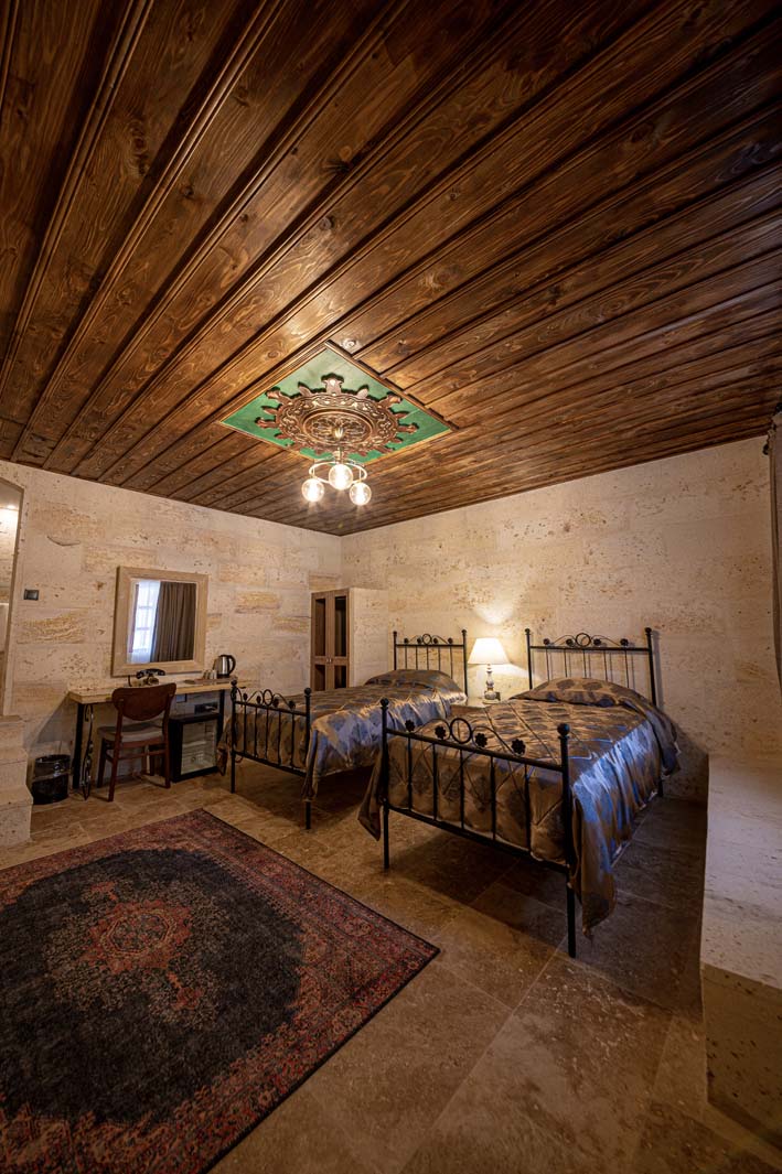 Kapadokya'da en iyi kaya oyma otelinin 306 özel mağara odası işli kapı