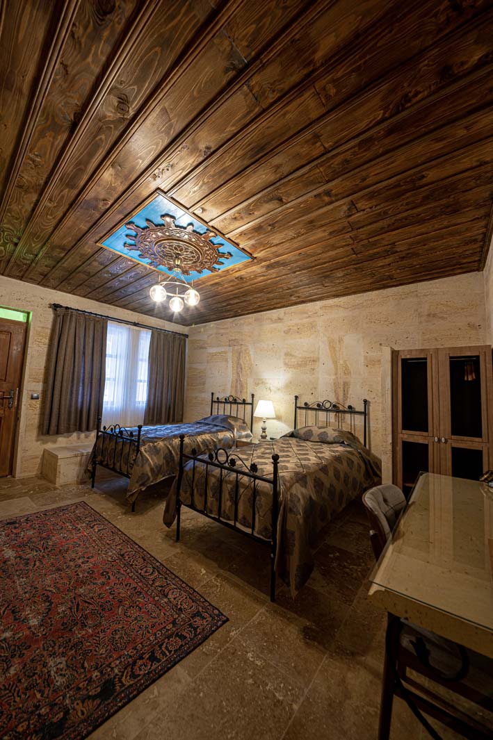 Kapadokya'da en iyi kaya oyma otelinin 307 özel mağara odası işli kapı