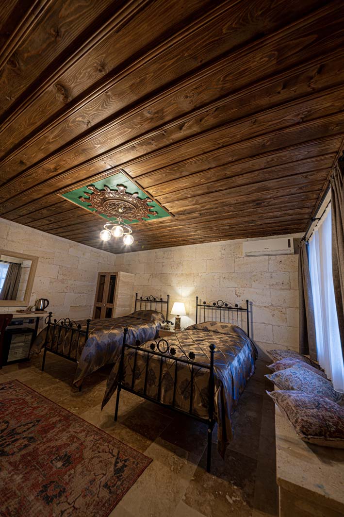 Kapadokya'da en iyi kaya oyma otelinin 401 özel mağara odası işli kapı